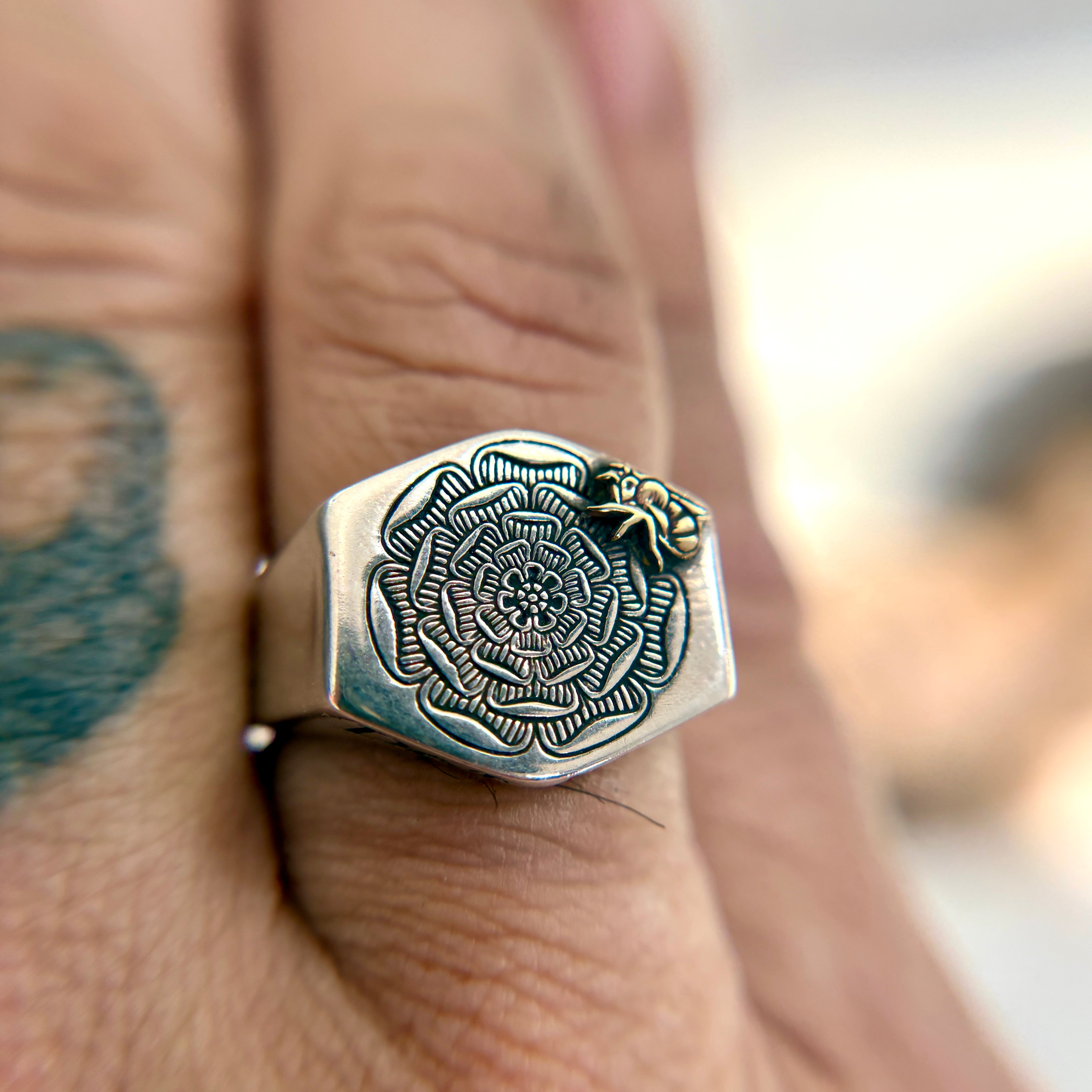 Dat Rosa Signet – Digby & Iona