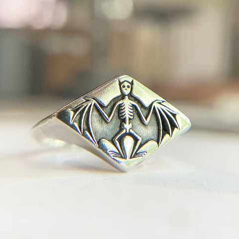 Bat Signet