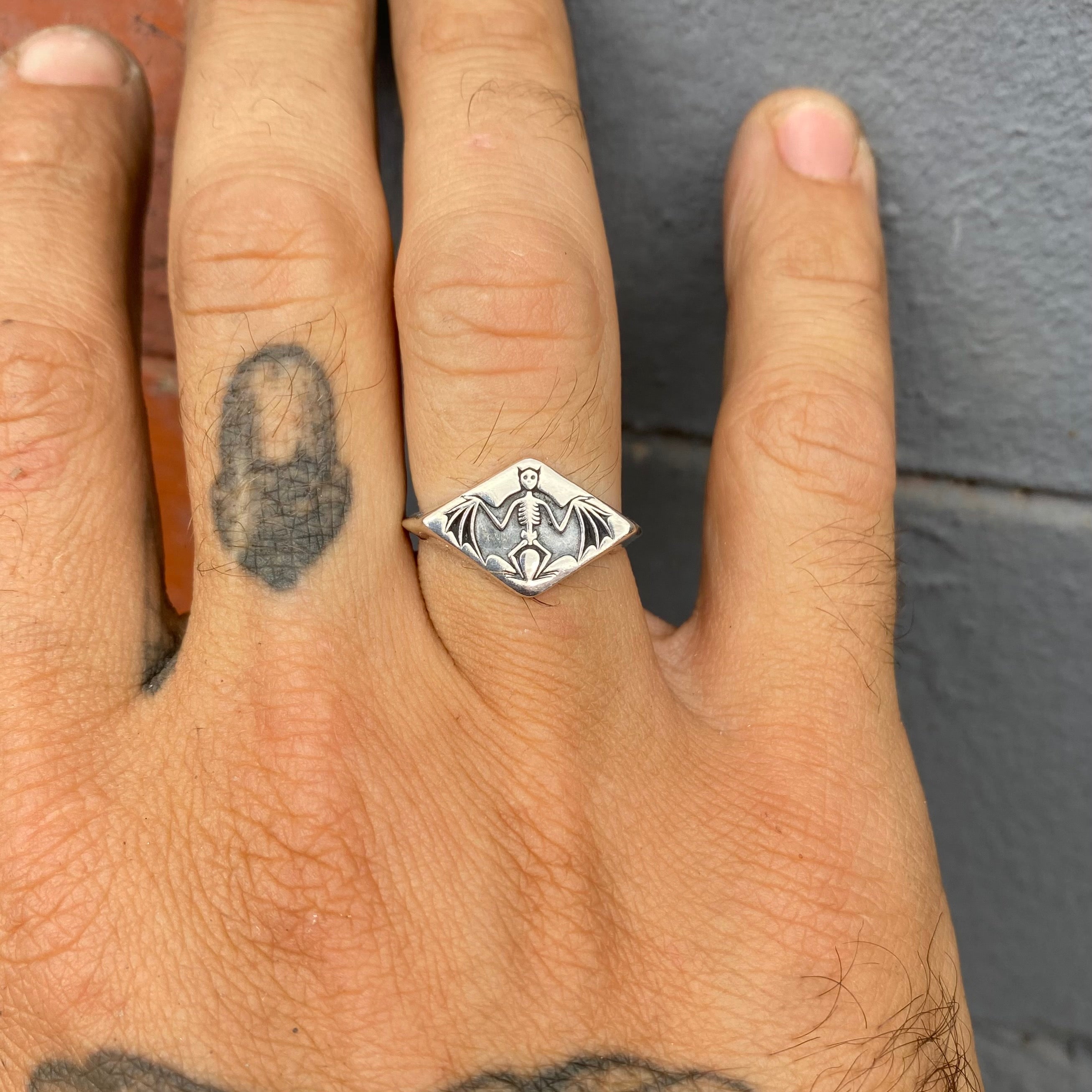 Bat Signet